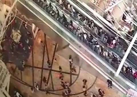  Escada rolante de shopping muda direção e deixa 18 feridos