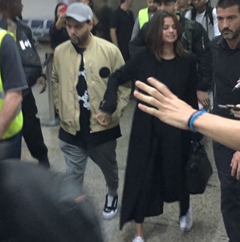 Fãs surtam com chegada de Selena Gomez ao Brasil 