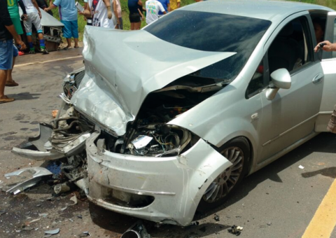 Uma pessoa morre e outras três ficam feridas após colisão entre carros no AM