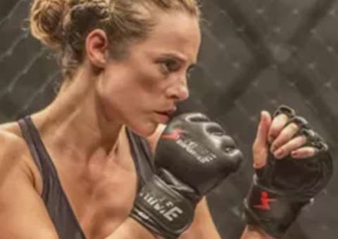  Paolla Oliveira bomba na web ao lutar 'de verdade' com repórter; assista