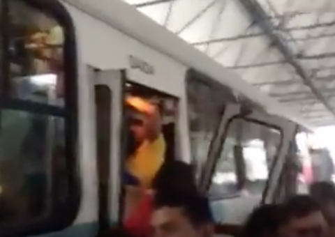 Porta de ônibus cai durante entrada de passageiros no T3 