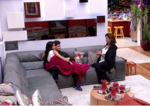 Após ser emparedada, Emilly levanta dedo para aposentada e diz: 'Deixa eu curtir meu Paredão'