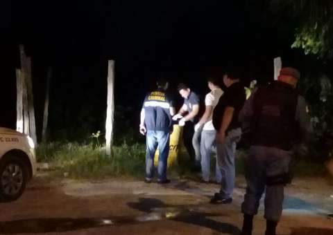 Dois homens são mortos a facadas, pauladas e tiro em Manaus