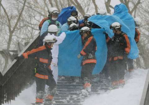 Avalanche mata oito estudantes no Japão
