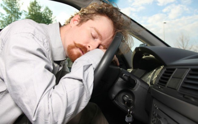 Dirigir de ressaca pode ser tão perigoso quanto dirigir bêbado