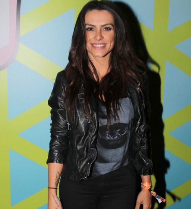 Cleo Pires é vista aos beijos com modelo no Lollapalooza