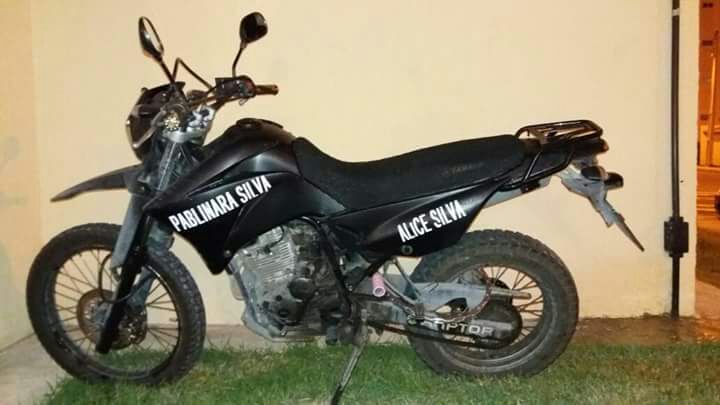 Vídeo mostra bandidos roubando moto de estacionamento em Manaus