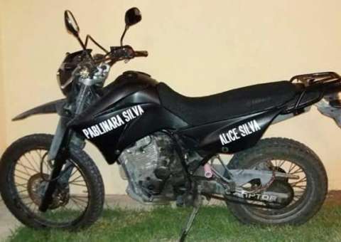 Vídeo mostra bandidos roubando moto de estacionamento em Manaus