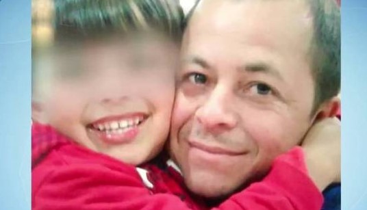 Menino de 6 anos oferece cofrinho de moedas para salvar pai, mas o pior acontece   