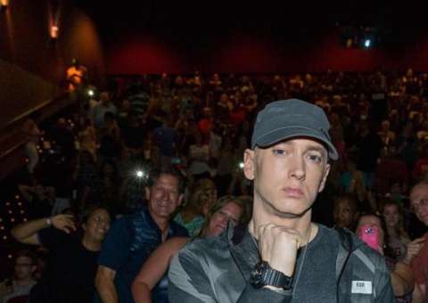 Filha gata de Eminem faz sucesso nas redes sociais. Veja fotos