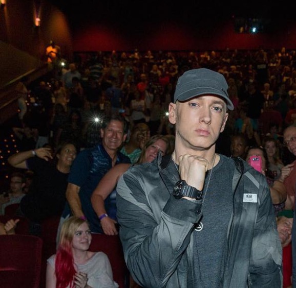 Filha gata de Eminem faz sucesso nas redes sociais. Veja fotos