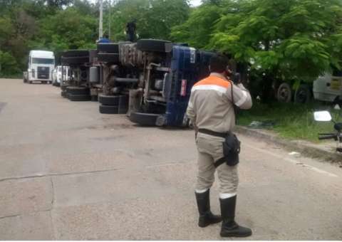 Carreta tomba em avenida de Manaus