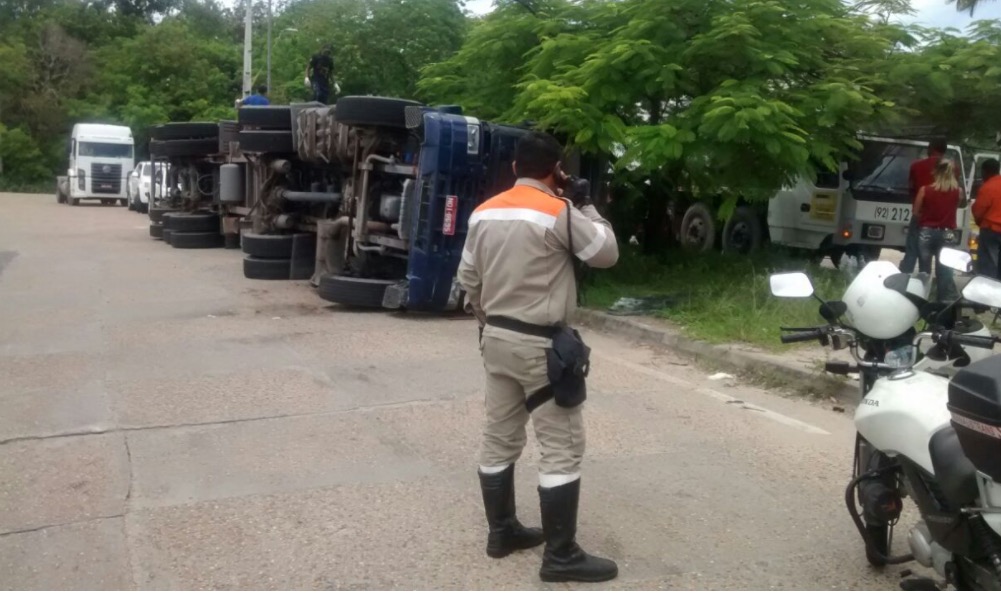 Carreta tomba em avenida de Manaus