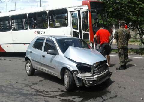 Jovem fica preso às ferragens após colisão entre ônibus e carro em Manaus