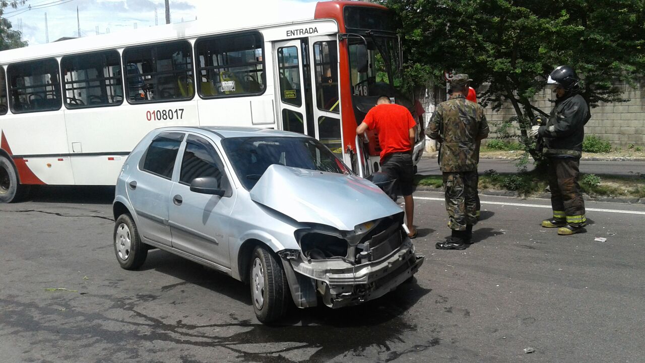 Jovem fica preso às ferragens após colisão entre ônibus e carro em Manaus