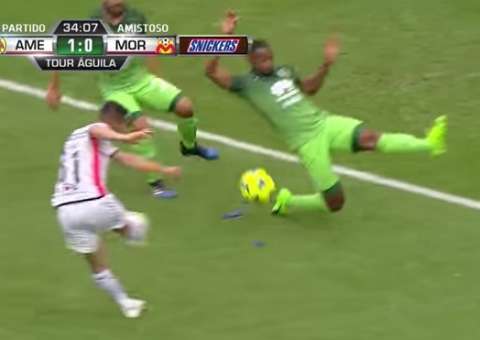 Jogador mexicano se recusa a cobrar pênalti marcado erroneamente