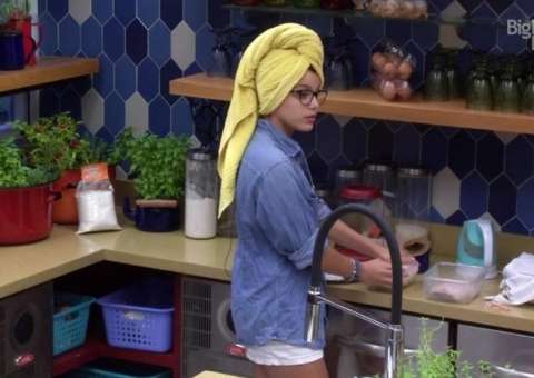 BBB17: Emilly dá patada em Marcos com ciúmes de Vivian