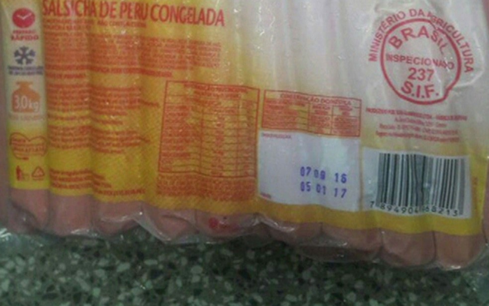 Polícia prende homem com 300kg de salsicha de merenda escolar