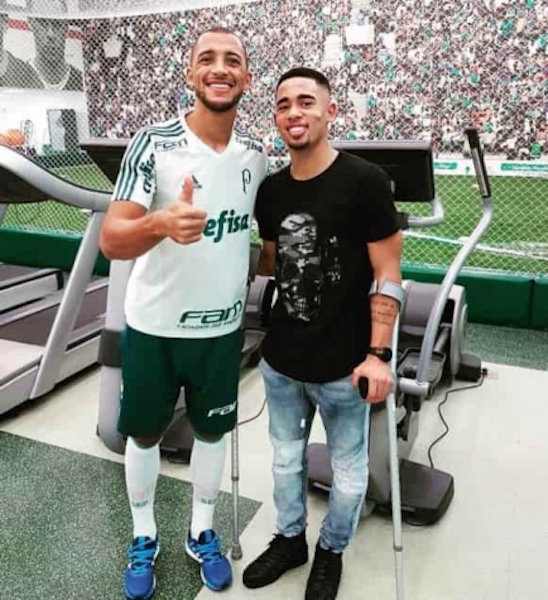 Após lesão, Gabriel Jesus volta ao Brasil e vai terminar tratamento no centro do Verdão