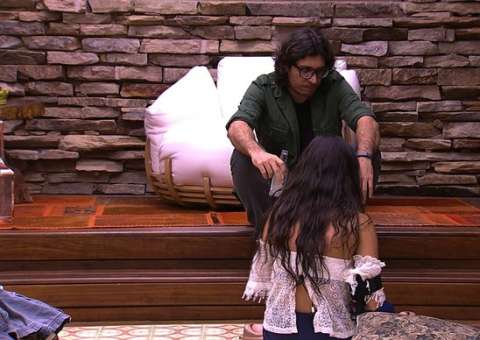 BBB17: Após eliminação de Daniel, brother confessa para Emilly: 'Fiquei triste por ele ter saído...'