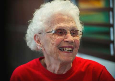 Aos 94 anos, mulher celebra 44 anos que trabalha no McDonald's e diz que não planeja se aposentar