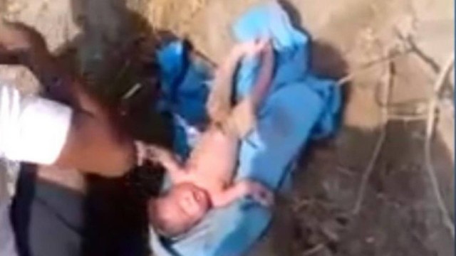Recém-nascida é resgatada após ser enterrada viva