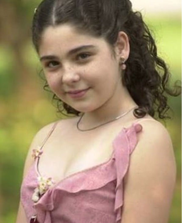 Atriz mostra que cresceu e exibe corpão na web. Veja antes e depois de Marcela Barrozo