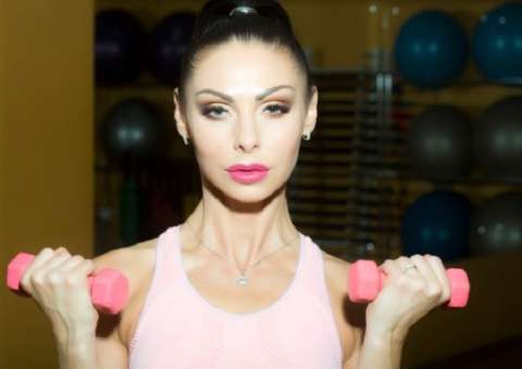 Usar maquiagem durante o treino é perigoso? Especialista responde