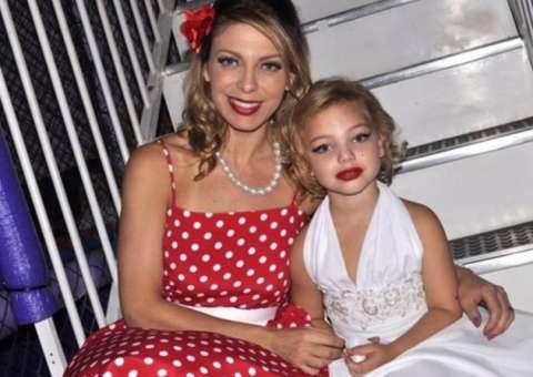 Sheila Mello se revolta após ser criticada por fantasiar filha de Marilyn Monroe