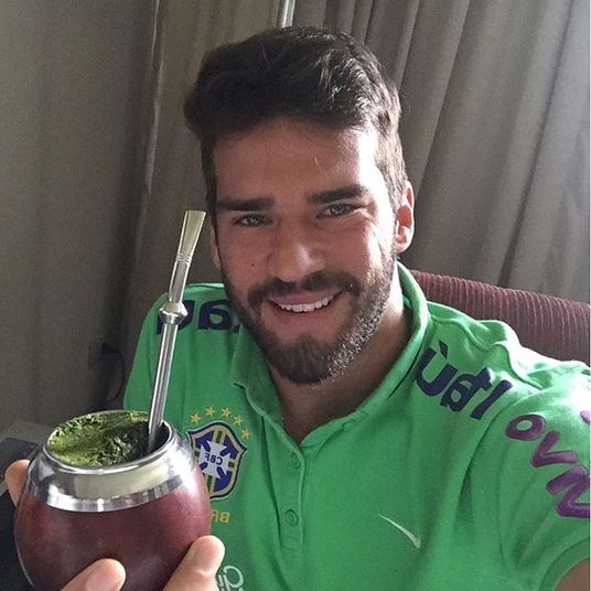 Goleiro Alisson da seleção ganha título de 'muso do esporte' nas redes sociais