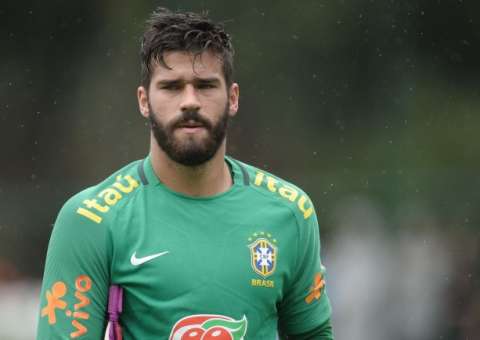 Goleiro Alisson da seleção ganha título de 'muso do esporte' nas redes sociais