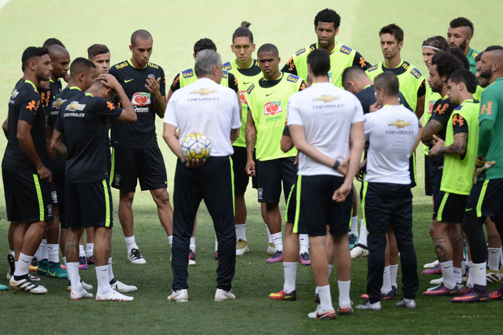 Tite divulga escalação para o jogo de hoje contra o Paraguai