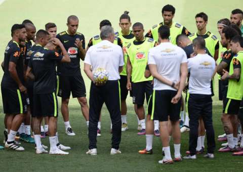 Tite divulga escalação para o jogo de hoje contra o Paraguai