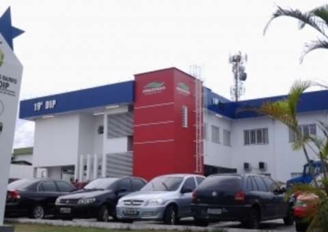 Homem apanha de populares e é detido após tentativa de assalto em Manaus