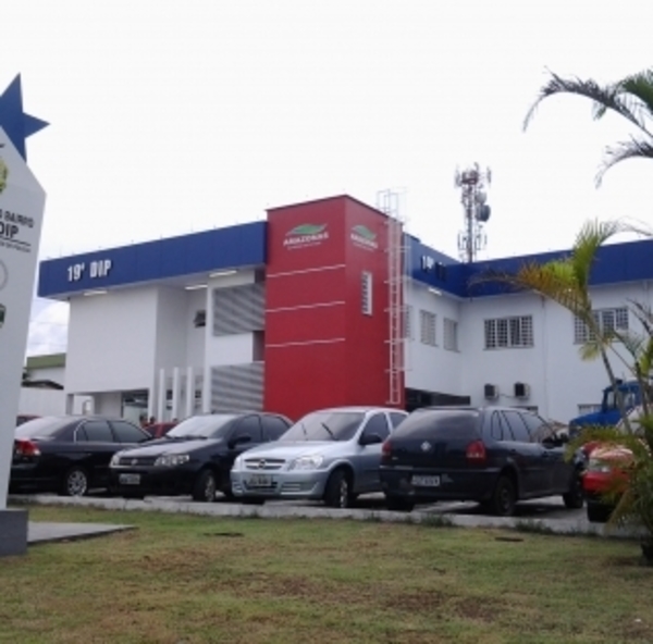 Homem apanha de populares e é detido após tentativa de assalto em Manaus