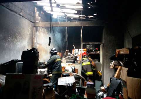 Incêndio destrói assistência técnica em Manaus