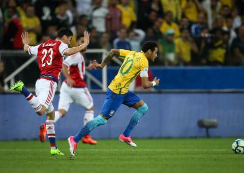 Brasil vence Paraguai por 3 x 0 e lidera tabela da competição 