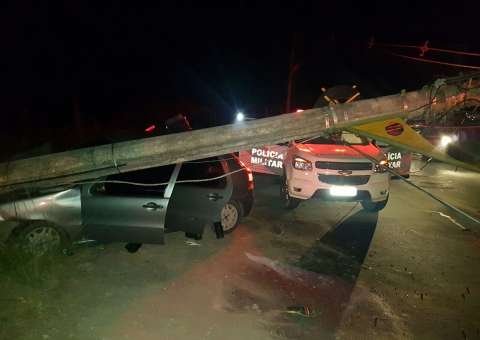 Grupo suspeito de sequestro-relâmpago tenta fugir, mas bate em poste de alta tensão em Manaus