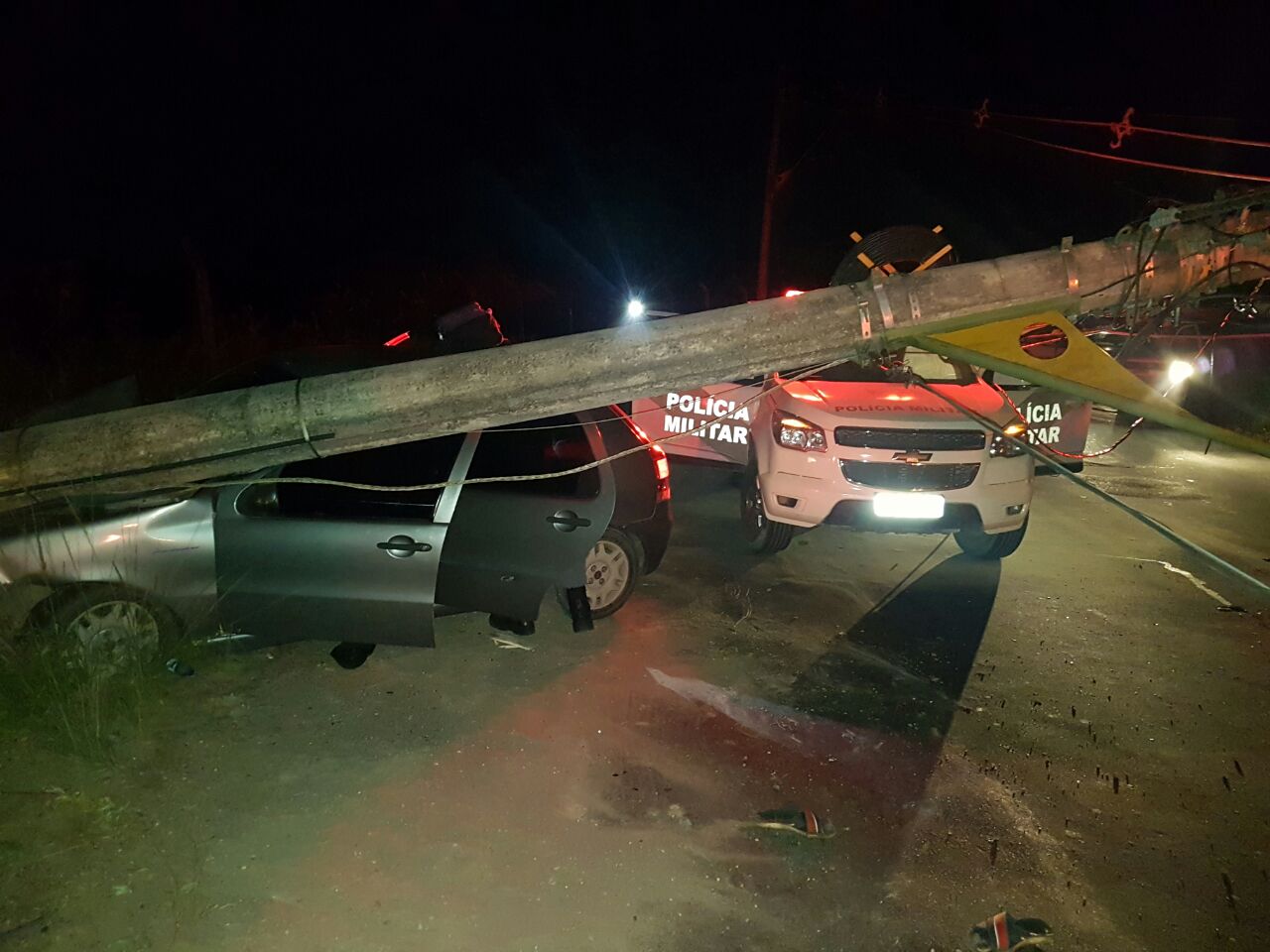 Grupo suspeito de sequestro-relâmpago tenta fugir, mas bate em poste de alta tensão em Manaus