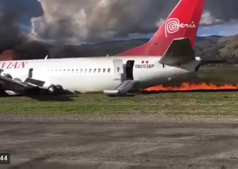 Avião comercial pega fogo ao aterrissar em aeroporto no Peru