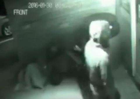 Vídeo mostra homem atravessar parede e pesquisadores ficam chocados