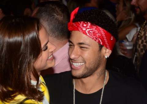 Bruna Marquezine e Neymar namoram muito em show após vitória da Seleção
