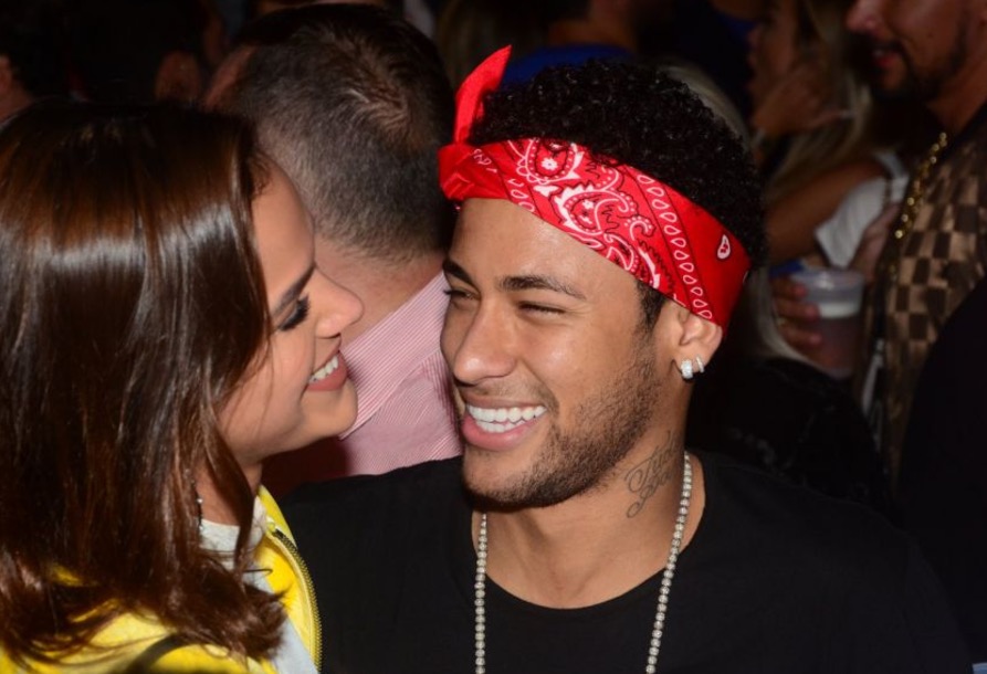 Bruna Marquezine e Neymar namoram muito em show após vitória da Seleção