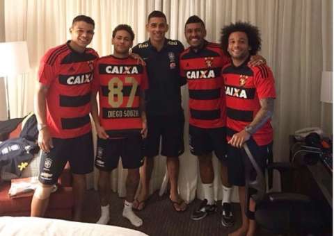 Diego Souza presenteia craques da seleção com camisa do Sport