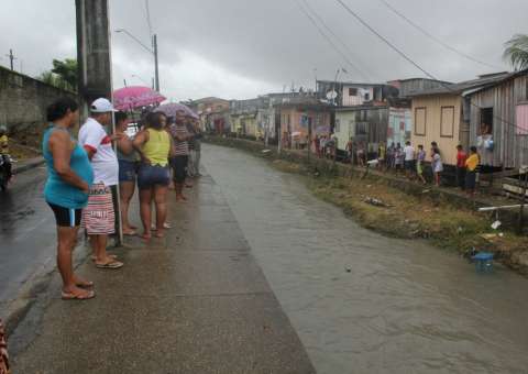 Durante chuva, corpo de homem aparece boiando em igarapé de Manaus