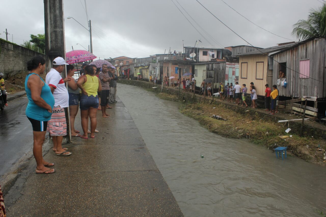 Durante chuva, corpo de homem aparece boiando em igarapé de Manaus
