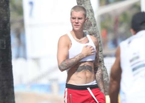 Justin Bieber vai à praia no Rio e causa alvoroço entre fãs