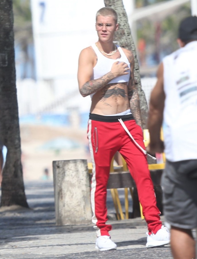 Justin Bieber vai à praia no Rio e causa alvoroço entre fãs