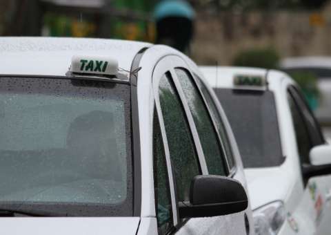 Prefeitura reúne taxistas e estuda ampliar número de licenciados em Manaus 