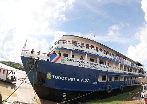 Primeiro dia do barco Todos pela Vida atende mais de 1500 pessoas no interior do AM